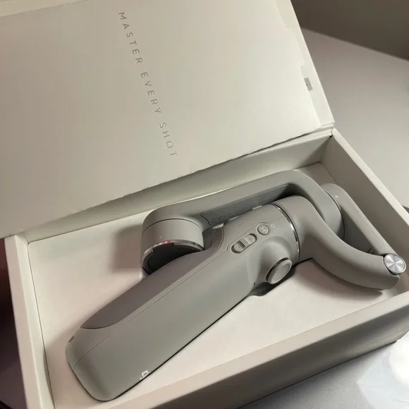 DJI OM 5 Smartphone Stabilizer in White - Picture 5 of 8